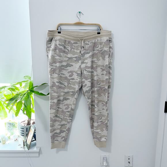 Old Navy Brown Camo Print Size XXL - Picture 1 of 6